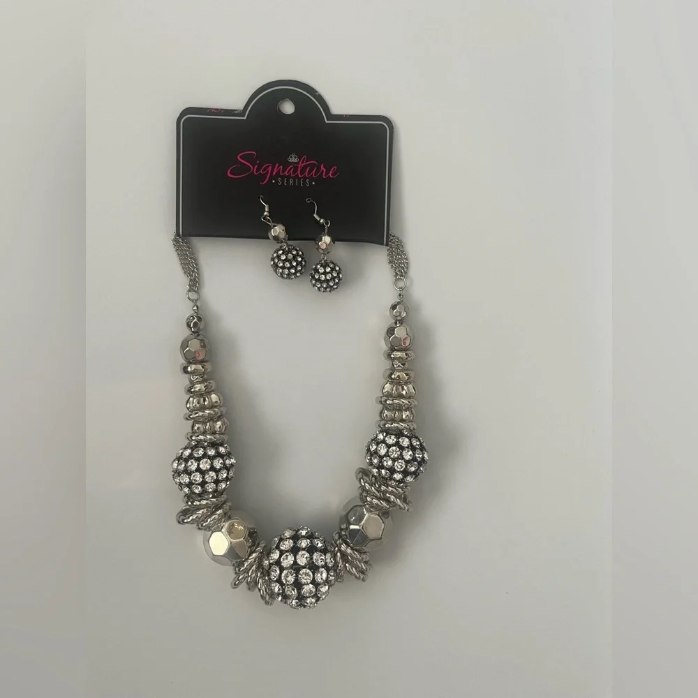 Paparazzi  Zi Collection Silver Beaded Necklace with matching earrings NWT - Picture 2 of 4